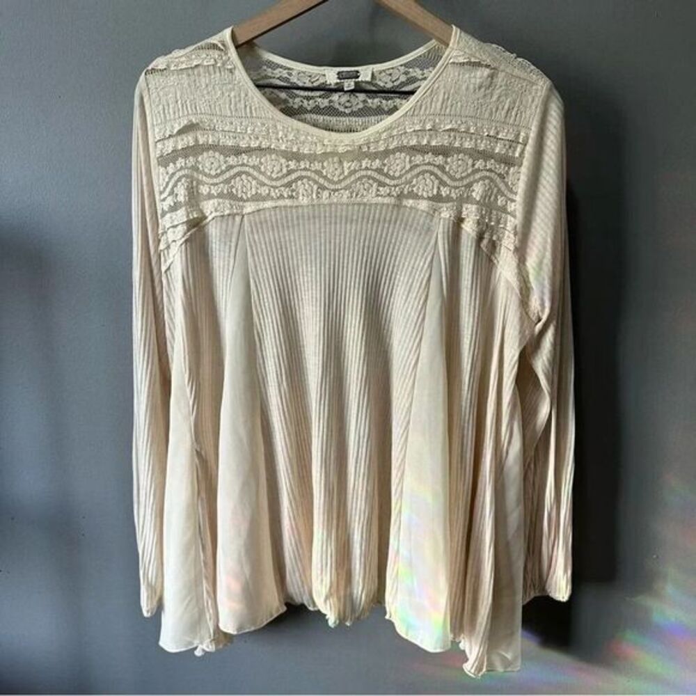 Gimmicks by BKE. Cream chiffon and lace‎ top. EUC. Size small